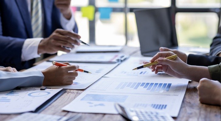 Comparaison entre l’octroi d’actions et l’option d’achat d’actions : Conséquences fiscales, avantages et inconvénients, illustrations