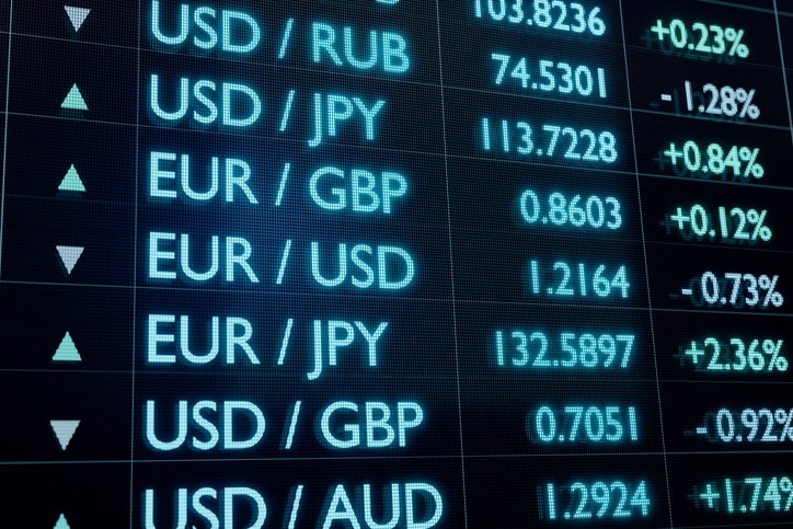Comparaison entre les contrats à terme et le marché des changes: Distinctions importantes et illustrations.